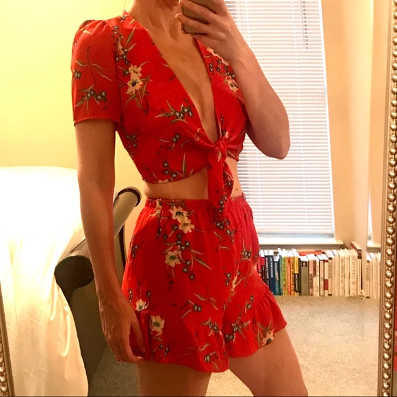 Red Floral Two Piece Crop Top and Shorts Set - Picture 4 of 8